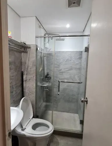 Affordable In Makati W/ Wi-fi, Netflix, Pool *