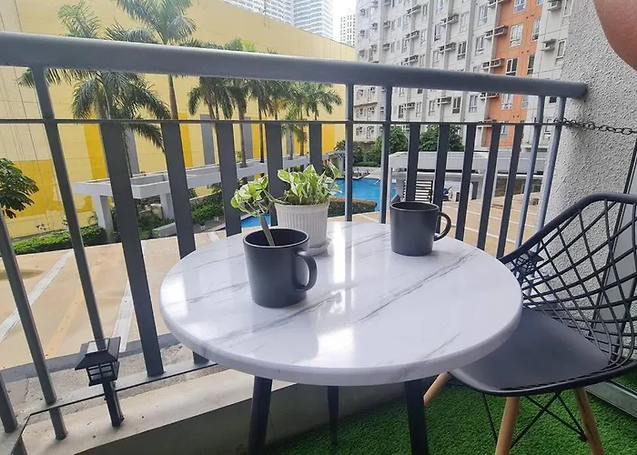 Affordable In Makati W/ Wi-fi, Netflix, Pool Manila